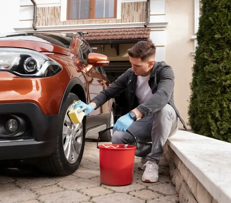 Lavage auto à domicile Régat : professionnel intervenant sur un véhicule